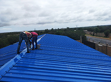 Группа животноводства использует в качестве крыши цветной стальной лист, который мы производим.